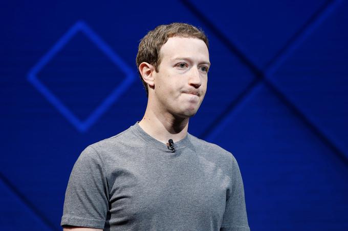 Facebook je prav zaradi afere s podjetjem Cambridge Analytico, ki se je po razkritju žvižgača v omenjenem podjetju začela prejšnji konec tedna, trenutno pod velikim pritiskom svetovne javnosti. Facebooku in predvsem njegovemu direktorju in ustanovitelju Marku Zuckerbergu (na fotografiji) številni očitajo, da za varnost uporabnikov ni naredil dovolj.  | Foto: Reuters