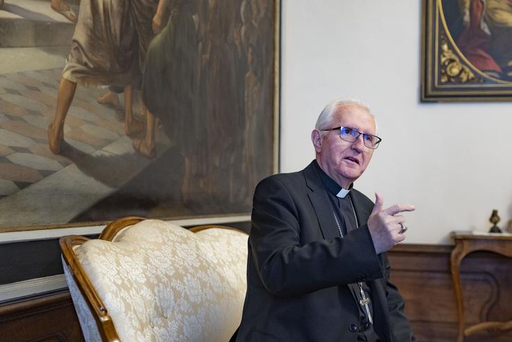 "Druga stvar pa je njegova izjemna sposobnost poslušanja. Nikoli ne seže v besedo, ampak sogovornika posluša in mu pusti, da pove svojo misel do konca. Prav tako nobene teme ne izpusti in se dotakne vsega, kar ima namen v pogovoru odpreti," pove o papežu Leonu XIV., s katerim se je že večkrat srečal. | Foto: Ana Kovač