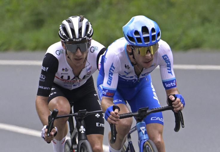 Simon Yates (desno) ostaja tekmec brata dvojčka Adama (levo). | Foto: Reuters