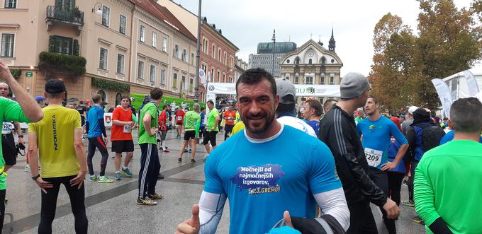 ... voditelj na Planet TV Marko Potrč in fitnes trener Jan Kovačič. Za vsak pretečen kilometer podpornikov akcije na včerajšnjem maratonu v prestolnici in v sklopu 17-tedenskega programa vadbe je Hofer prispeval deset centov za otroke v stiski pod okriljem projekta Botrstvo v Sloveniji. Donacija je tako znašala nekaj več kot štiri tisoč evrov. | Foto: Alenka Teran Košir