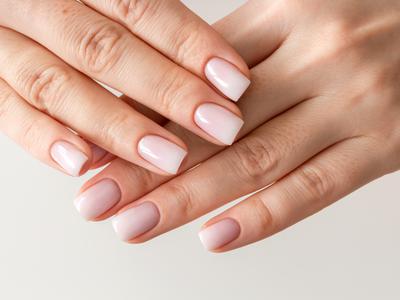 Kvadratni nohti se vračajo: po letih ovalnih znova v ospredju drznejša oblika