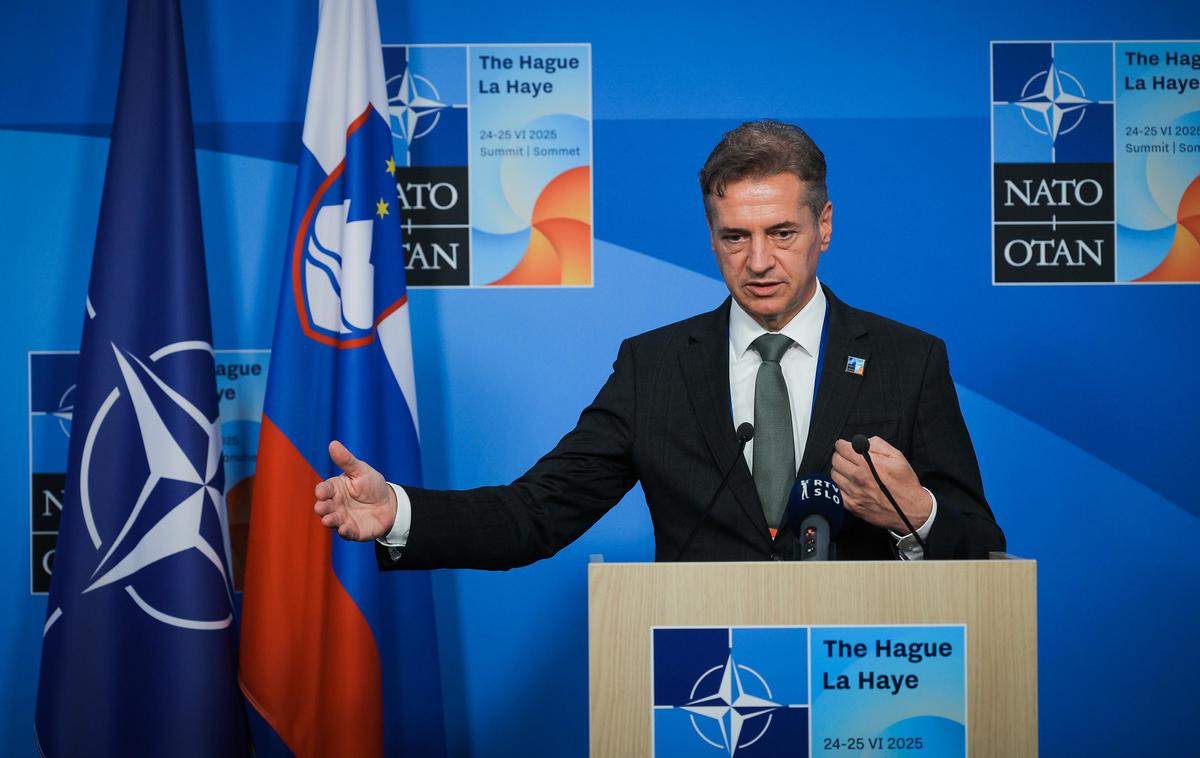 Robert Golob. NATO. | V koalicijskih strankah SD in Levica so že pred vrhom zavezništva premierja in predsednika Gibanja Svoboda pozivali, naj ne podpre zvišanja na pet odstotkov BDP. Koordinatorica Levice Asta Vrečko je tudi v odzivu na sklepe vrha Nata poudarila, da v njeni stranki niso in nikoli ne bodo podprli zvišanja izdatkov za obrambo. Zatrdila je, da razprave o tej temi na vladi ni bilo in da gre za zavezo predsednika vlade. | Foto Vlada Republike Slovenije