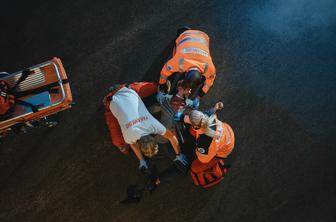 Voznico povozil njen avto, ko ga je skušala ustaviti