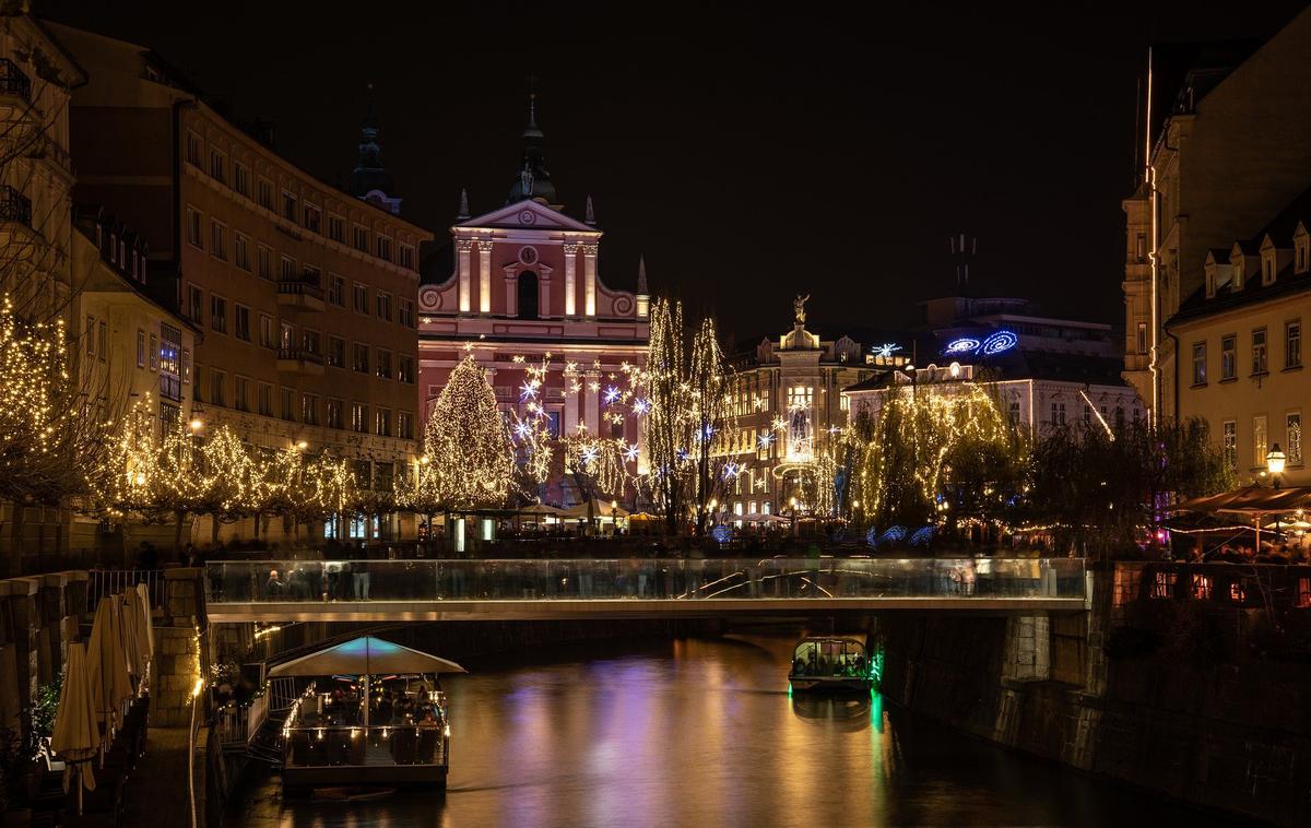 Ljubljana lučke | Obiskovalkam in obiskovalcem Ljubljane na mestni občini želijo kljub vsemu pričarati prijetno vzdušje ter jim ob koncu leta vzbuditi veselje, zato bodo v mestnem središču okrasitev večinoma ohranili, vendar za skrajšan čas. | Foto Pexels