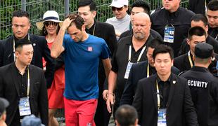 Nepredstavljivo: Federerja spremlja 15 ali več  varnostnikov #video