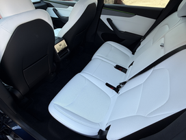 Tesla model Y 7 sedežev