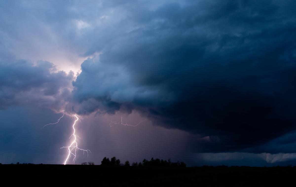 Nevihta, neurje, dež, strela | Zaradi udara strele je umrl 30-letni moški.  | Foto Shutterstock