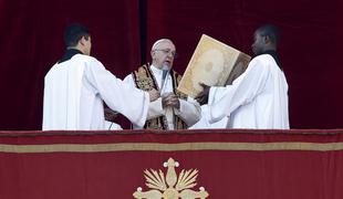 Papež v božični poslanici pozval k miru v svetu in usmiljenju (foto)