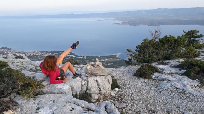 Jasna Kuljaj na Vidovi gori, spodaj znamenita plaža Zlatni Rat. | Foto: 