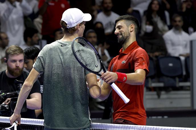 Jannik Sinner Novak Đoković | Novak Đoković je moral še drugič v nekaj dneh seči v roke Janniku Sinnerju. | Foto Reuters