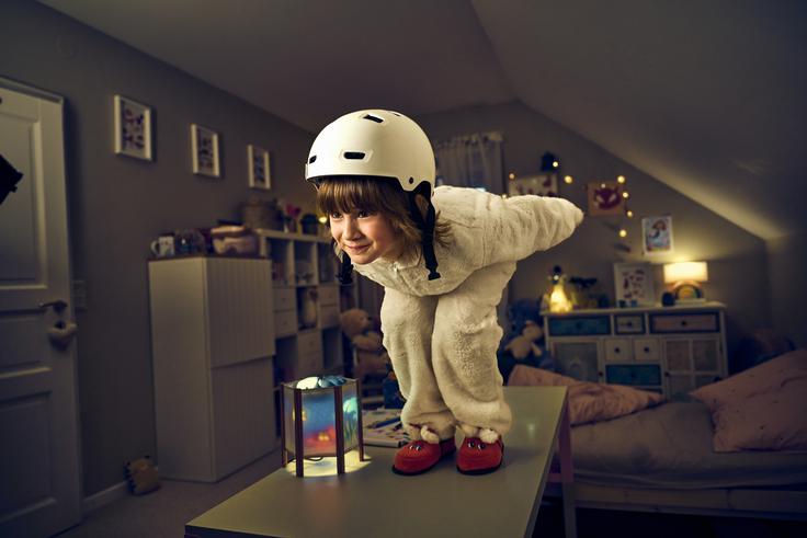 Elementi oglasa ostajajo podobni kot v izvirniku: atmosfera otroške sobe, nežna toplina zgodbe, prepoznavna glasba in sporočilo o otroških sanjah, ki nas povezujejo že več kot dve desetletji. Kultni oglas je bil v slovenskem prostoru nekaj posebnega že ob nastanku. | Foto: Zavarovalnica Triglav