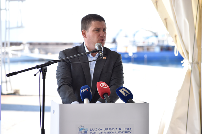 "Današnji podpis pogodbe je le ena v nizu pogodb, saj pripravljamo še sedem projektov v Luki Rijeka v vrednosti 133 milijonov evrov," je dejal hrvaški minister za morje, promet in infrastrukturo Oleg Butković. | Foto: Kolektor