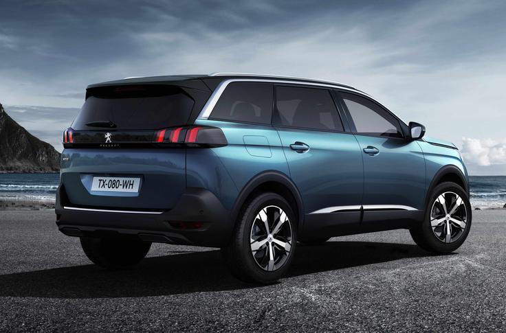 Peugeot je družinskega enoprostorca 5008 spremenil v družinski crossover. Podaljšali so ga za 11 centimetrov, mu nadeli bolj postaven in terensko navdahnjen videz ter ga serijsko opremili s sedmimi sedeži. | Foto: Peugeot