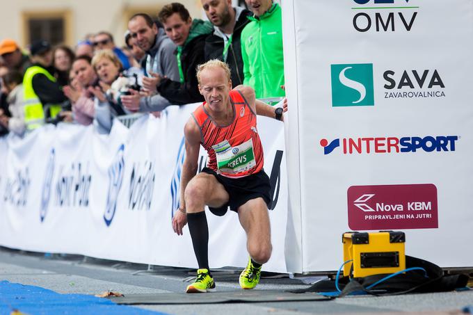 Na lanskem ljubljanskem maratonu je bil med slovenskimi tekači najhitrejši Mitja Krevs. S časom 2;32:25 je osvojil tudi naslov državnega prvaka. To je bil njegov drugi maraton v karieri. Letos bo v Ljubljani tekel na pol krajši razdalji, z naskokom na 42 kilometrov pa bo poskusil prihodnje leto. | Foto: Žiga Zupan/Sportida
