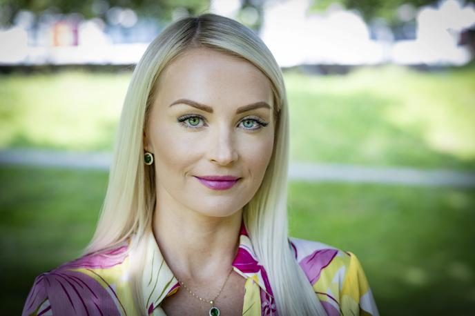 Katja Pančur | "Vedno imaš dve poti, lahko se predaš, popolnoma zabredeš in se poistovetiš z vlogo žrtve ali pa izbereš drugo pot. Jaz sem žrtev spolne zlorabe, nisem pa žrtev. Z vlogo žrtve se ne poistovetim, bila sem zlorabljena in celo življenje bom nosila posledice, a ne pustim, da me to definira." | Foto Ana Kovač