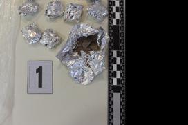 Prepovedane droge, ki so jih policisti našli pri 18-letnem vozniku, ki je v sredo dopoldne povzročil prometno nesrečo na Šmartinski cesti v Ljubljani.