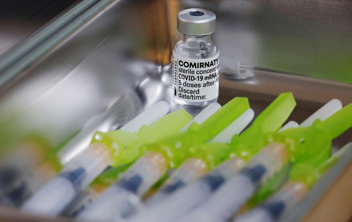 Pfizer cepivo | Podobno kot preostale EU-države tudi Slovenija nabavlja cepiva proti covid-19 prek skupnih javnih naročil EU, ki jih vodi Evropska komisija (EK). EK je v imenu držav članic pogodbo o predčasnem nakupu cepiva podpisala tudi z družbo Pfizer/BioNTech. | Foto Reuters