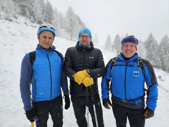 Premišljeno, postopno in odgovorno v gore pozimi, obiskovalcem zasneženih gora polagajo na srce Miha Habjan, Damjan Omerzu in Marko Petek iz Planinske zveze Slovenije. | Foto: Manca Ogrin/PZS