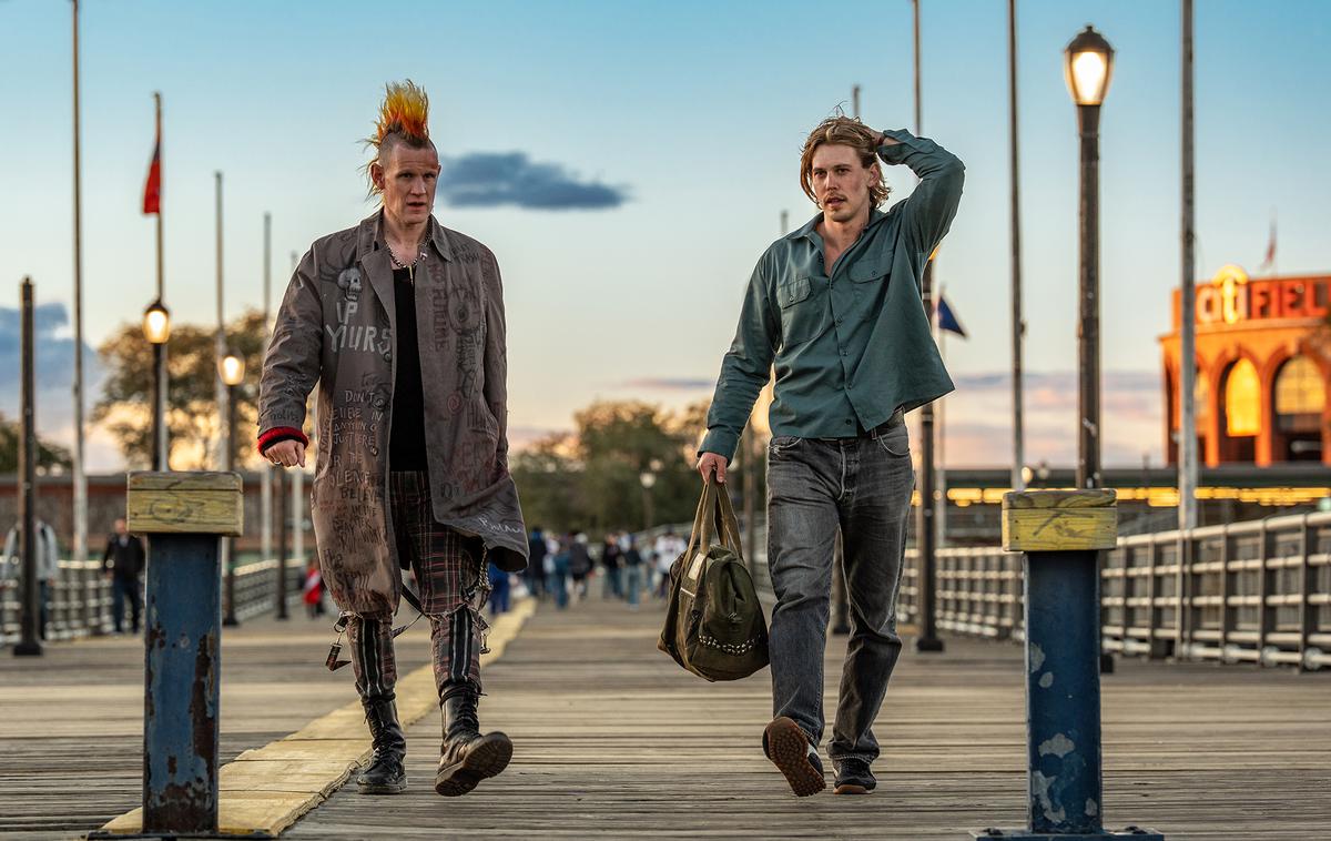 Ujet, film | Matt Smith je nepozaben v vlogi pankerja, ki mora na avtomobilu odpreti strešno okno, da naredi prostor za irokezo. Austin Butler nič manj ne izstopa. | Foto Jučer