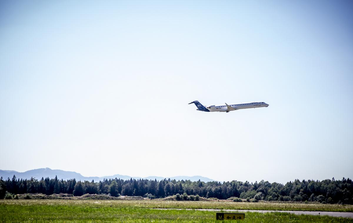 Lufthansa | Lanski polet iz Frankfurta v Sevillo je po spletu naključij deset minut potekal brez nadzora pilota in kopilota. | Foto Ana Kovač