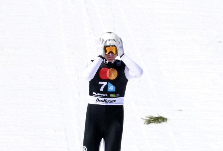 Domen Prevc se je takole prijel za glavo. | Foto: Reuters