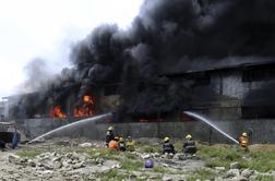 Hud požar v tovarni natikačev, umrlo več deset ljudi