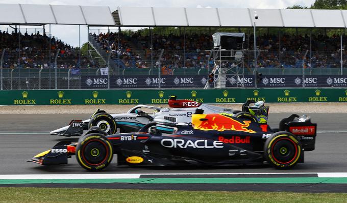 Verstappen in Hamilton sta imela v Silverstonu nekaj epskih dvobojev. | Foto: Reuters