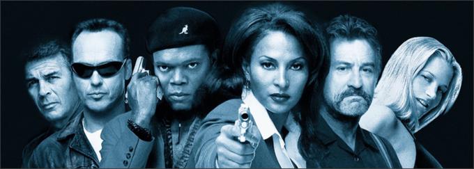 V edinem filmu, ki ga je Quentin Tarantino posnel po knjižni predlogi (Rumov punč Elmorja Leonarda), spremljamo temnopolto stevardeso v srednjih letih (Pam Grier), ki za preprodajalca orožja (Samuel L. Jackson) čez mehiško mejo tihotapi denar. Ko jo pri tem zalotita FBI-jeva agenta, ji ponudita priložnost za sodelovanje in izhod iz godlje, ki jo Jackie odlično izkoristi. • V petek, 14. 8., ob 1.55 na TV 1000 in v ponedeljek, 10. 8., ob 20.30 na Cinemax 2.* │ Tudi na HBO OD/GO.

 | Foto: 