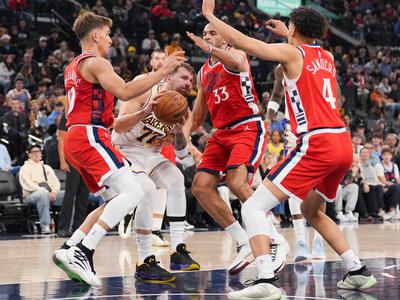 V živo: Dončić s poškodbo noge ne bo več igral, Lakers visoko izgubljajo