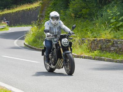 Honda CB650R: kaj motociklom prinaša e-sklopka? Preverili smo v praksi. #foto