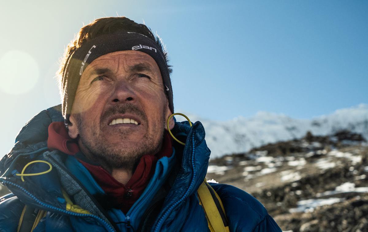 Davo Karničar | Rožle Bregar in Miha Kačič sta skupaj z Davom Karničarjem pripravljala dokumentarni film o njegovem življenju in dosežkih. Kljub temu, da Karničarja ni več med nami, Bregar zagotavlja, da bosta film končala. Na fotografiji: Karničar na Kalla Patarju v Nepalu, na višini 5.555 metrov, ko je po dolgem času spet zagledal Everest in se spominjal smučarskega spusta izpred skoraj 20 let. | Foto Rožle Bregar