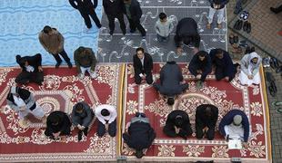 V britanski mošeji zabodli štiri ljudi