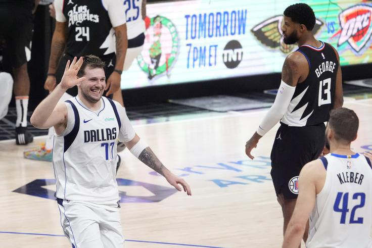 Veselje Luke Dončića in Maxija Kleberja po zmagi Dallasa na gostovanju v mestu angelov. | Foto: Guliverimage