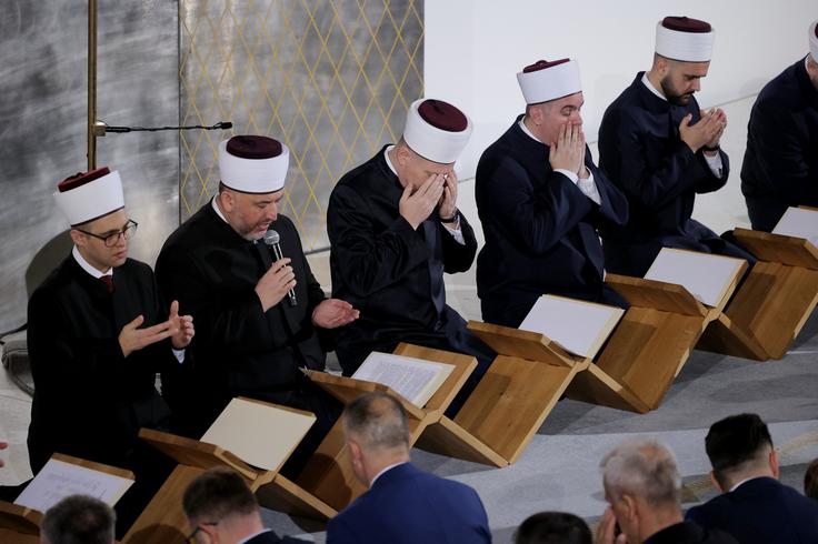 Osrednja bajramska slovesnost v Ljubljani, ki jo je vodil mufti Nevzet Porić. | Foto: STA