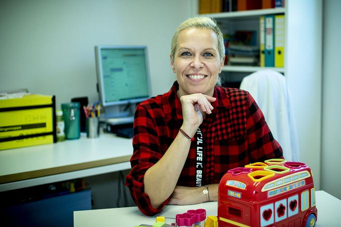 Logopedinja Maja Štebih pojasnjuje, da novejše raziskave nakazujejo, da naj bi bil za jecljanje odgovoren neki okvarjen gen ali celo skupina genov in da je jecljanje lahko dedno. | Foto: Ana Kovač