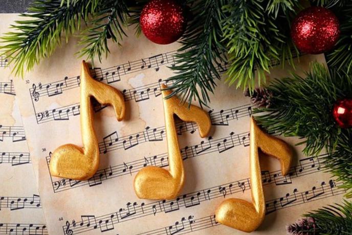 Top 9 glasbenih daril za božič 2025