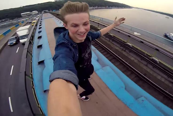 Do letos je zaradi nerodnosti in nepremišljenosti pri ustvarjanju tako imenovanih selfijev, posnetkov sebe s kamero mobilnega telefona, hude poškodbe staknilo ali celo umrlo že skoraj toliko ljudi kot v vsem lanskem letu. "Selfimori" se dogajajo zato, ker si ljudje, predvsem mladina, v globalni poplavi selfijev želijo izstopati in biti prepoznavni.  | Foto: YouTube