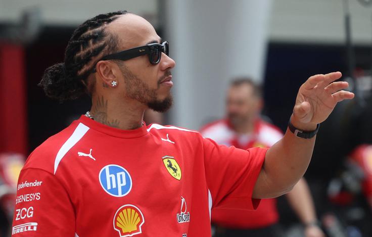 Lewis Hamilton je vzel šefa ekipe v bran. | Foto: Reuters