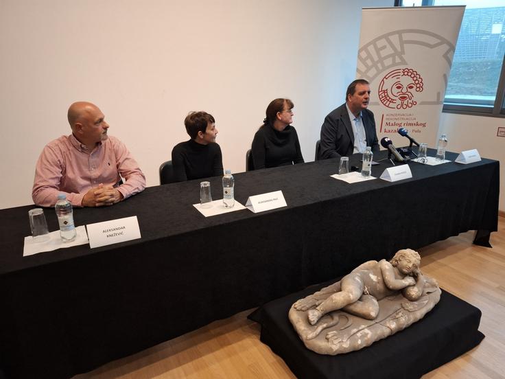 marmornati kip Kupida, odkritje, Pulj Vodja antične zbirke v muzeju Silvana Petešić je medtem povedala, da je skulptura izdelana iz belega marmorja, katerega izvor še ni znan. Datacija, ki kip uvršča v 2. stoletje, je po njenih besedah zanesljiva. | Foto: Hina/STA