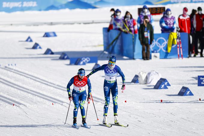 Eva Urevc in Anamarija Lampič na ekipni tekmi na OI v Pekingu. | Foto: Anže Malovrh/STA