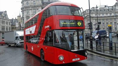 V London se vračajo sloviti rdeči avtobusi