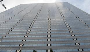 Nevarno majanje 300-metrskega nebotičnika, panično bežali na prosto #video
