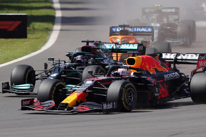 Max Verstappen Red Bull Mehika | Max Verstappen je v prvem zavoju prehitel Lewisa Hamiltona. | Foto Reuters
