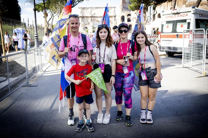 Giro Rim navijači Miha Koncilija | V Rim je pripotoval tudi Miha Koncilija z družino. S seboj je prinesel tudi slovensko zastavo, s katero je Tadej Pogačar poziral na zmagovalnem odru pred mogočnim Kolosejem . | Foto Ana Kovač