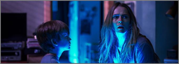V eni od najbolje ocenjenih grozljivk leta 2016 Teresa Palmer igra žensko, ki se mora skupaj s svojim mlajšim bratom spopasti z nadnaravnim zlom, povezanim z njuno materjo. Kaj se zgodi, ko se ugasnejo luči? Strašljive stvari! Film je soproduciral avtor obeh delov Priklicanega zla James Wan.

 | Foto: 