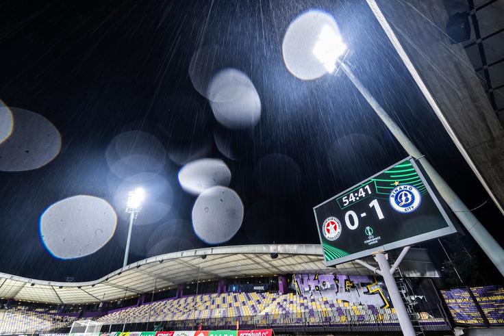 Nevihta je prekinila tekmo v Ljudskem vrtu. | Foto: Jure Banfi