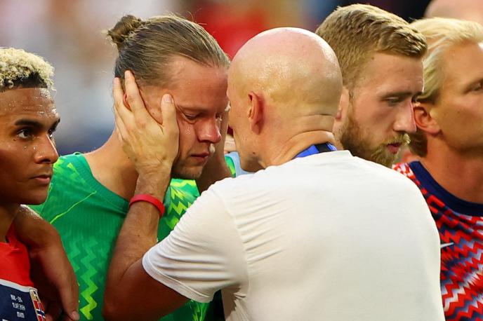 Orjen Nyland | Tako je norveški selektor Stale Solbakken po srečanju tolažil vratarja Orjena Nylanda. | Foto Reuters