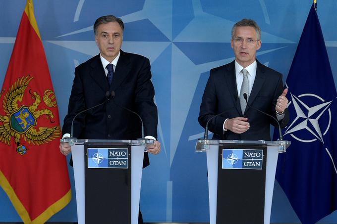 Črna gora je od lani članica zveze Nato. Na fotografiji predsednik Črne gore Filip Vujanović in generalni sekretar Nato Jens Stoltenberg | Foto: Reuters