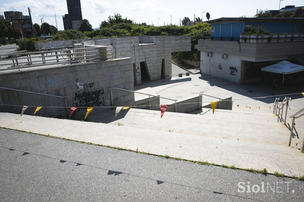 Propadajoče stopnice na železniški postaji