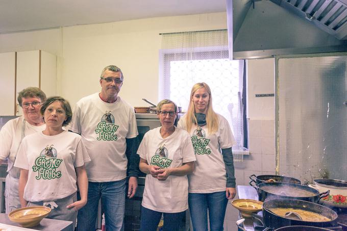 Največji izziv dela v kuhinji sta načrtovanje količin hrane in priprava jedi za več sto ljudi. | Foto: Sebastian Plavec